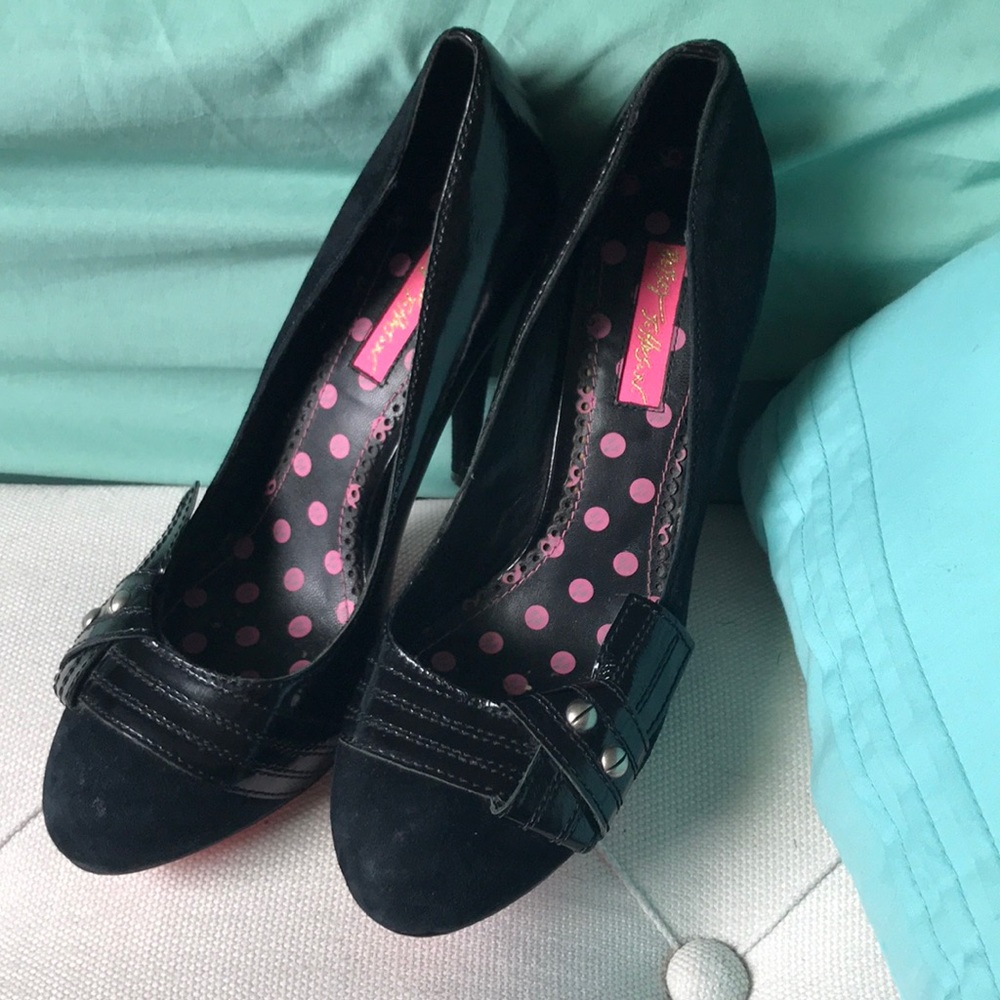 Betsey Johnson size 7 1/2 2 tone leather heels